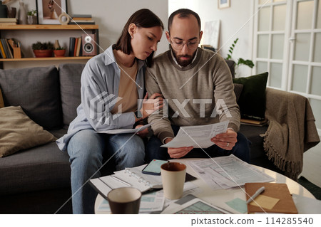 Troubled couple with financial bill 114285540