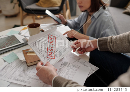 Unpaid financial bill in hands of man 114285543