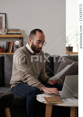 Checking online financial documents Checking online financial documents 114285572