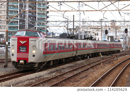 Limited Express Yakumo arriving at Kurashiki Station: 381 series train (Okayama to Izumo City) 114285629