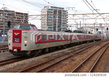 到達倉敷站的特急八雲:381系列車(岡山⇔出雲市) 到達倉敷站的特急八雲:381系列車(岡山⇔出雲市) 114285630