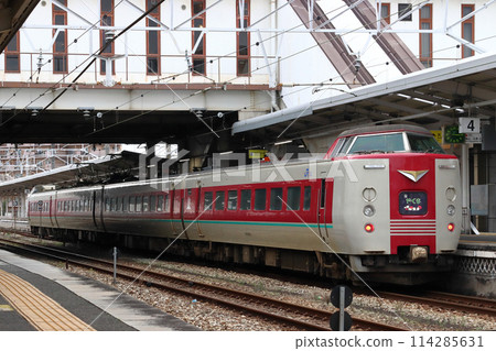 Limited Express Yakumo train stopped at Kurashiki Station: 381 series train (Okayama to Izumo City) Limited Express Yakumo train stopped at Kurashiki Station: 381 series train (Okayama to Izumo City) 114285631