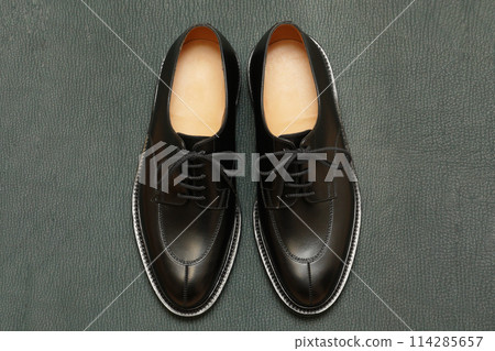 Brand new black leather U-tip derby shoes 114285657