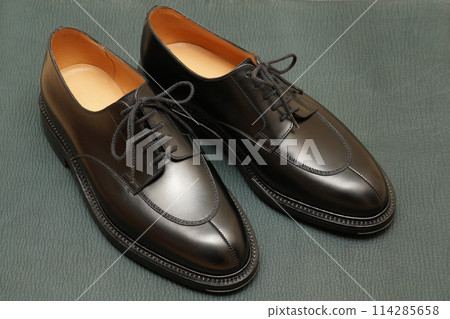 Brand new black leather U-tip derby shoes 114285658