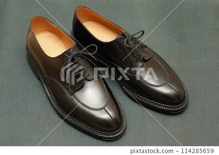 全新黑色皮革 U 型尖德比鞋 114285659