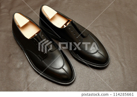 Brand new black leather U-tip derby shoes 114285661