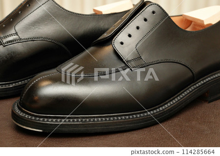Brand new black leather U-tip derby shoes Brand new black leather U-tip derby shoes 114285664