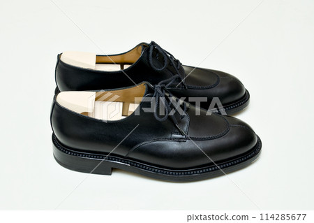 Brand new black leather U-tip derby shoes 114285677