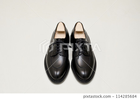 全新黑色皮革 U 型尖德比鞋 全新黑色皮革 U 型尖德比鞋 114285684