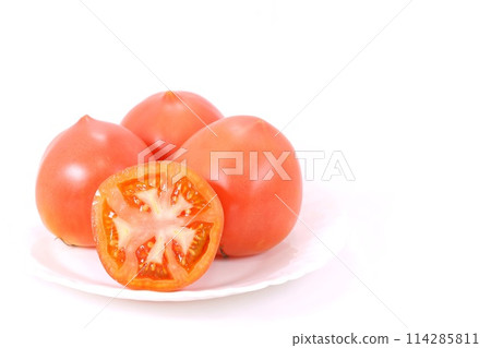 Medium sized tomato cut cross section light background Medium sized tomato cut cross section light background 114285811