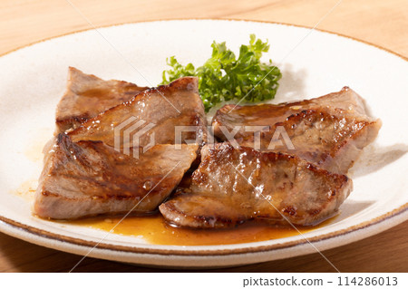 Japanese Black Beef Bite-sized Steak 114286013