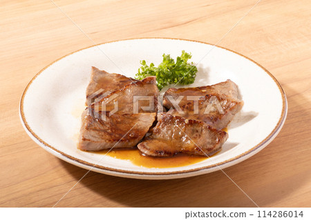 Japanese Black Beef Bite-sized Steak 114286014