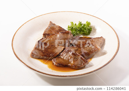 Japanese Black Beef Bite-sized Steak 114286041