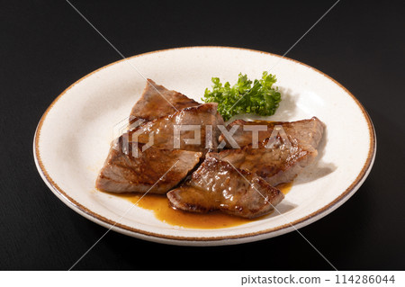 Japanese Black Beef Bite-sized Steak 114286044