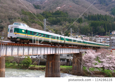 伯備線特急八雲：381系列車（綠色：岡山⇔出雲市） 114286228