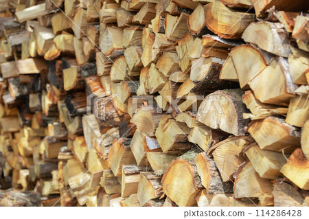 堆積的木柴 114286428