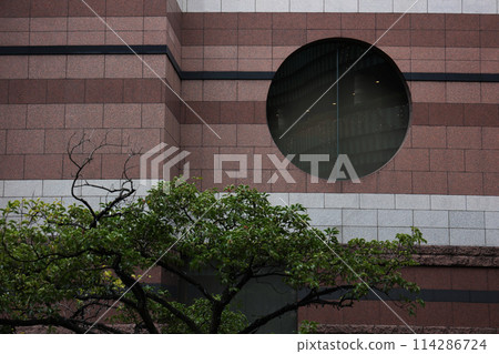 A building with interestingly shaped windows 114286724