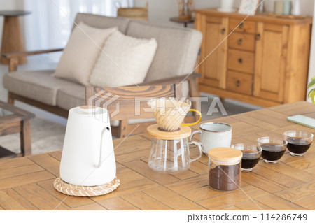 桌上的滴漏式咖啡具 桌上的滴漏式咖啡具 114286749