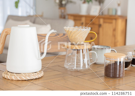 桌上的滴漏式咖啡具 114286751