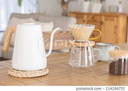 桌上的滴漏式咖啡具 114286752