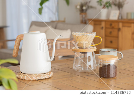 桌上的滴漏式咖啡具 114286753