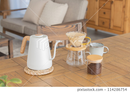 Drip coffee set on the table Drip coffee set on the table 114286754