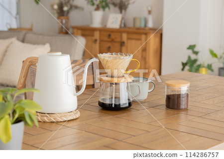 桌上的滴漏式咖啡具 114286757