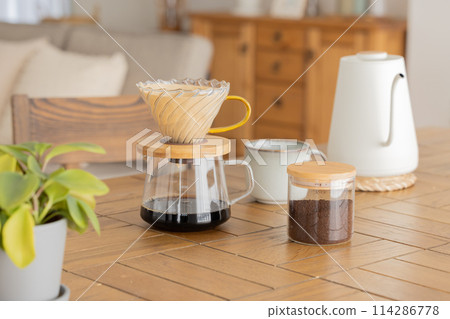 Drip coffee set on the table 114286778