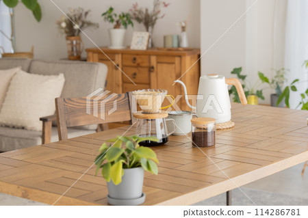 桌上的滴漏式咖啡具 114286781