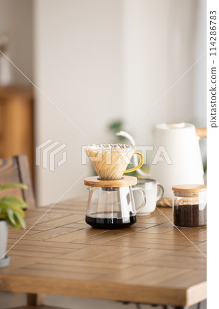 桌上的滴漏式咖啡具 114286783