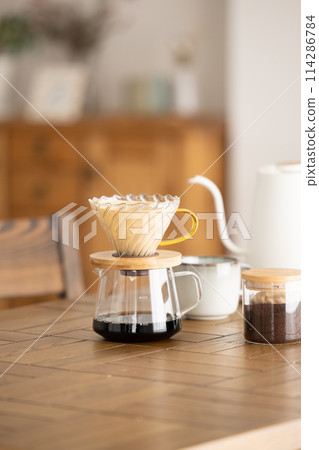 Drip coffee set on the table 114286784