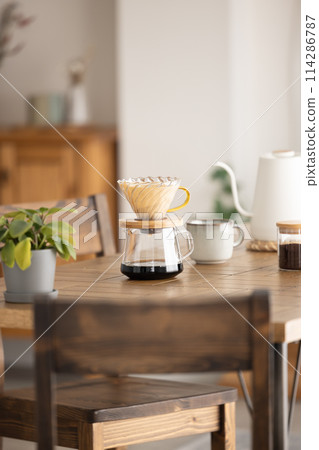 桌上的滴漏式咖啡具 114286787