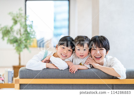 Parents and children relaxing in the living room 114286883
