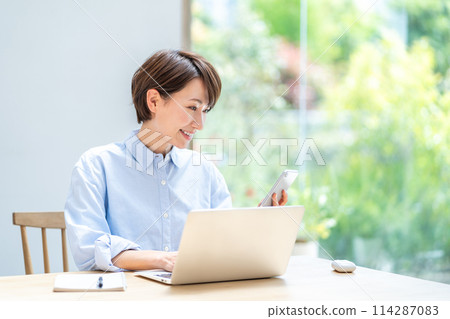 一個做遠程工作的女人。 一個做遠程工作的女人。 114287083