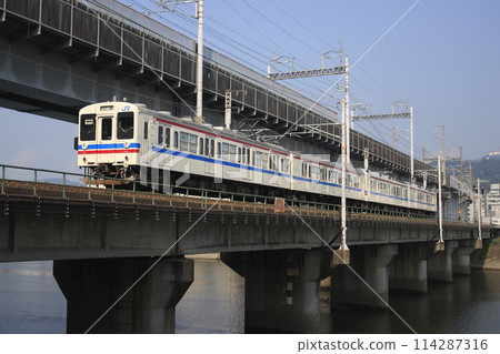 [JR-B] Kabe Line 105 series 4-door car (Hiroshima⇔Kabe) 114287316