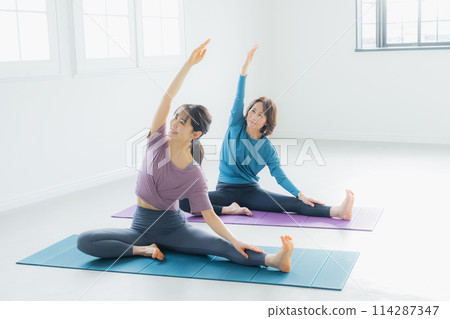 在瑜珈館做瑜珈的女人 在瑜珈館做瑜珈的女人 114287347