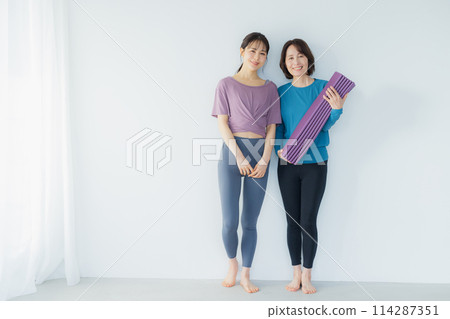在瑜珈館做瑜珈的女人 114287351