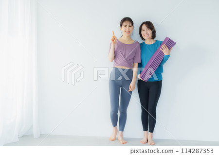 在瑜珈館做瑜珈的女人 114287353