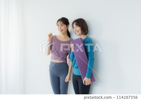 在瑜珈館做瑜珈的女人 在瑜珈館做瑜珈的女人 114287356