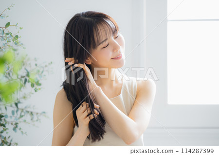 年輕女性的護髮形象 114287399
