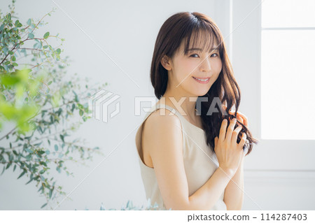 年輕女性的護髮形象 114287403
