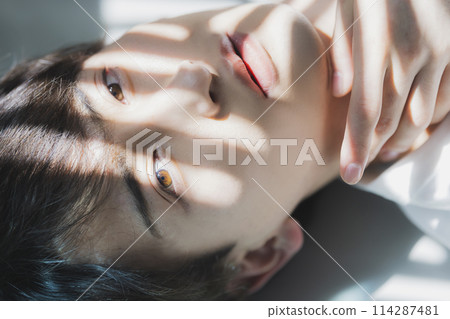 Man in white t-shirt 114287481