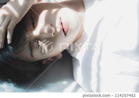 穿白T恤的男人 穿白T恤的男人 114287482