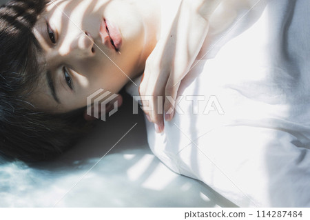 穿白T恤的男人 穿白T恤的男人 114287484
