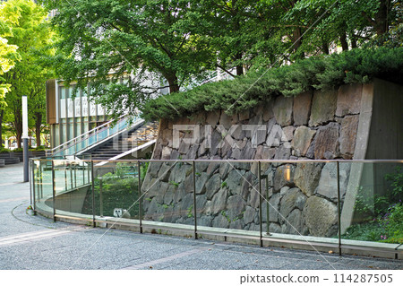 Stone walls of the outer moat of Edo Castle and the former Toranomon Gate [Kasumigaseki, Chiyoda Ward, Tokyo] 114287505
