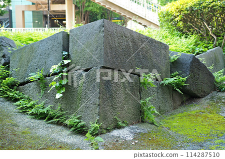 Stone walls of the outer moat of Edo Castle and the former Toranomon Gate [Kasumigaseki, Chiyoda Ward, Tokyo] 114287510