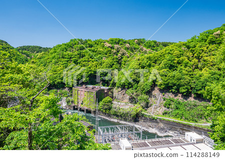 從京都府宇治市天瀨大壩眺望宇治河和前宇治川電力靜川發電廠遺址 從京都府宇治市天瀨大壩眺望宇治河和前宇治川電力靜川發電廠遺址 114288149
