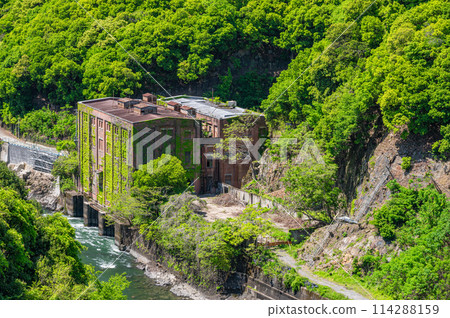 從京都府宇治市天瀨大壩眺望宇治河和前宇治川電力靜川發電廠遺址 114288159