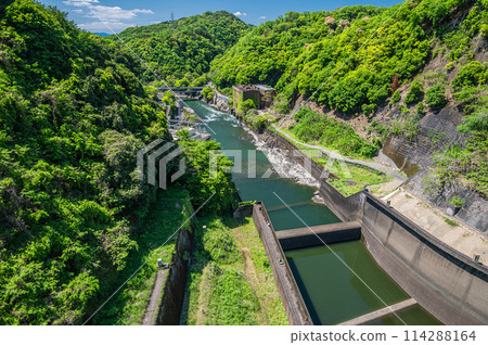 從京都府宇治市天瀨水壩眺望宇治川 從京都府宇治市天瀨水壩眺望宇治川 114288164