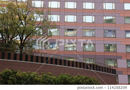 A commercial complex in the city center with a rooftop garden A commercial complex in the city center with a rooftop garden 114288209